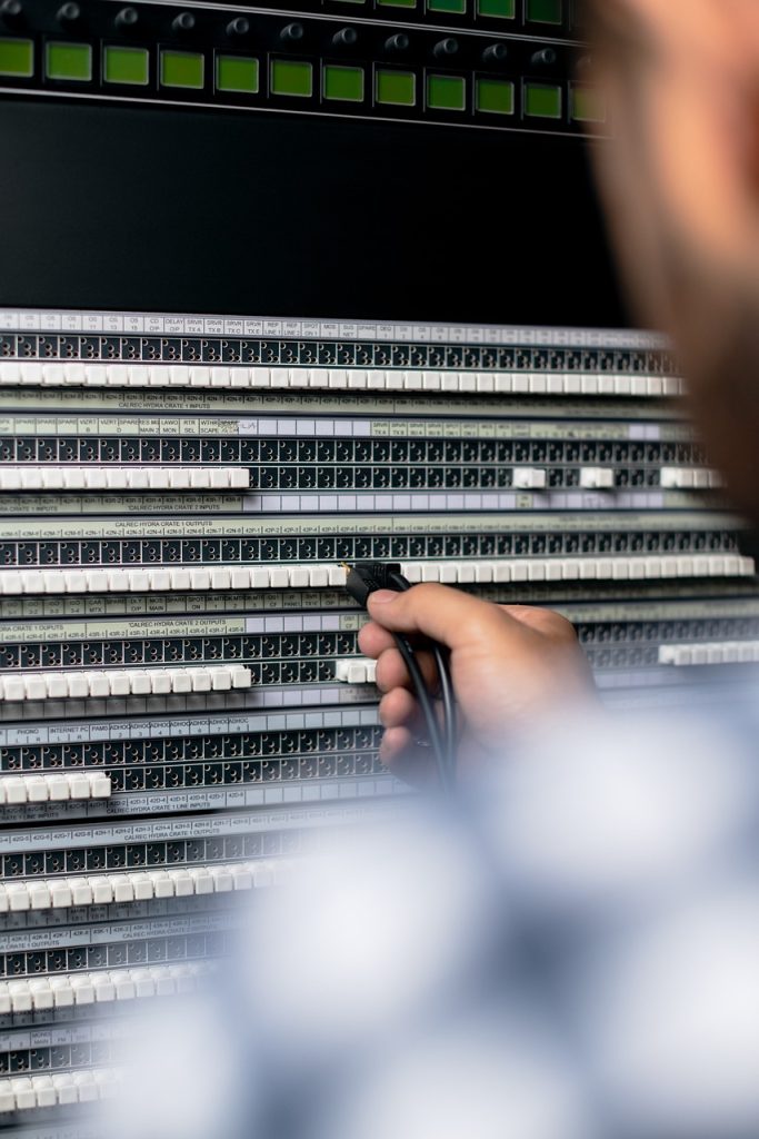 g541e282d1cc87918ea09ca41a71ee38c4b7d43f21100fc1c2960c3f66c900f0e56d691c6c473a962fc692616e0ba208514aa1cc069ae8501f8499fa981ec79a8 1280 4922419 engineer, engineering, broadcast, broadcast engineer, workshop, tech, technology, wires, cables